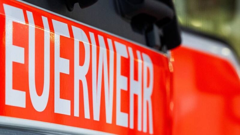 Auf der Veener Straße in Alpen: Feuerwehr löscht qualmendes Auro in Veen