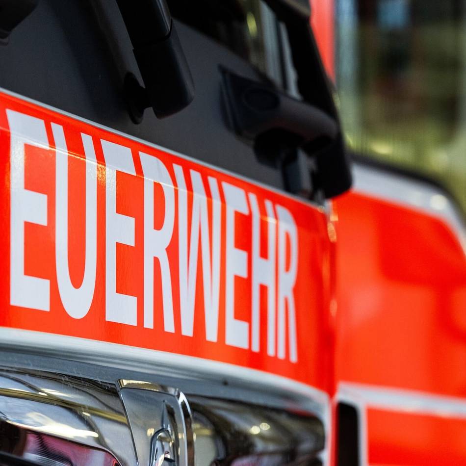 Auf der Veener Straße in Alpen: Feuerwehr löscht qualmendes Auro in Veen