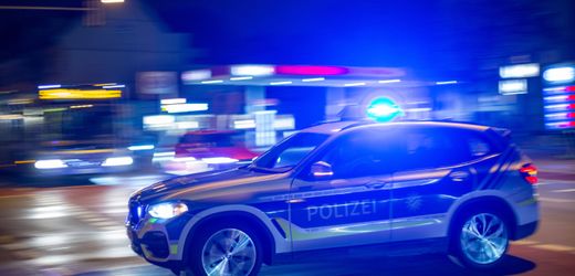 Dillingen in Bayern: Feuerwerk auf Autodach – Polizei stoppt Fahrer