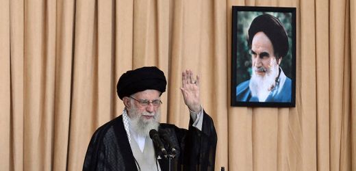 Iran: Ali Khamenei gibt Donald Trump Schuld für Aufstand
