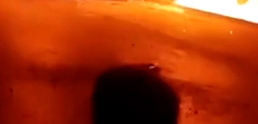 Proteste in Iran: Demonstranten setzen Polizeistation in Brand