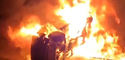 Iran: Brennende Autos und zerrissene Flaggen bei Protesten in Teheran