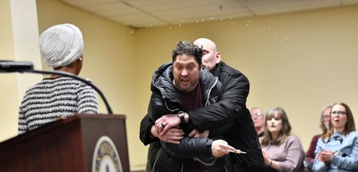 Ilhan Omar in Minneapolis: US-Abgeordnete der Demokraten mit unbekannter Flüssigkeit bespritzt