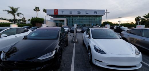 Tesla schließt erstmals ein Jahr mit Umsatzrückgang ab