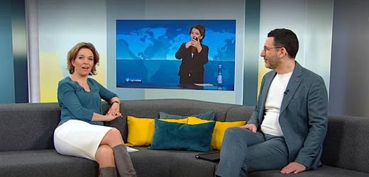 Susanne Daubner beim Nachschminken überraschend Live auf Sendung