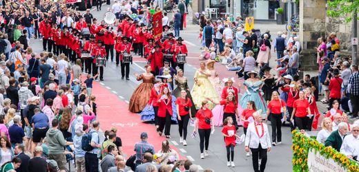 Hannover: Schützen küssen Polizistin – Prozess wegen Belästigung