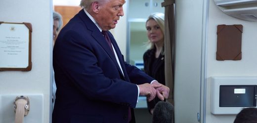 Donald Trump erklärt blaue Flecken auf seiner Hand