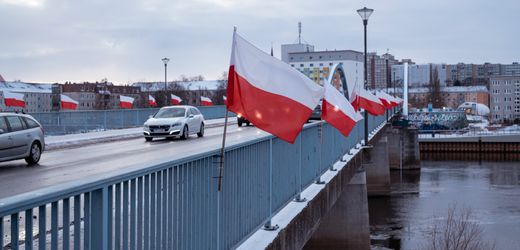 Frankfurt (Oder): Polnische Flaggen auf Stadtbrücke sorgen für Verwaltungschaos