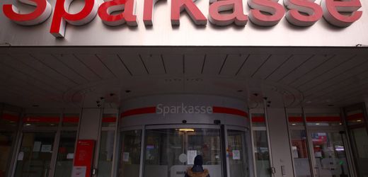 Spektakulärer Einbruch in Gelsenkirchen-Buer: Polizei durchsucht Sparkassen-Filiale