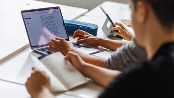 Vom Erklärbär zum Feedbacker: Wie KI den Schulalltag verändert