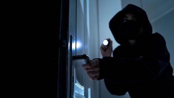 Einbruch in Velberter Grundschule und Lagerhalle: Diebe stehlen auch Tresor