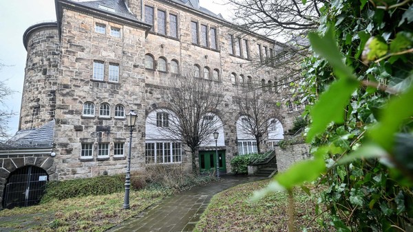 Handarbeit für neuen Spielplatz: TBV ackern in Velbert