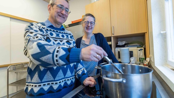 Nach der Predigt schmeckt allen „Omis Pfanne“: So geht Kirche in Velbert