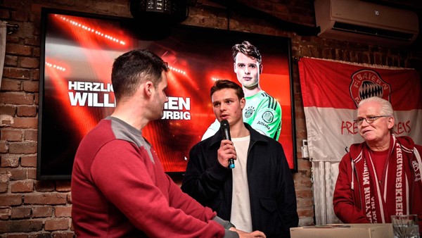 Rekordmeister FC Bayern zu Gast in Velbert: Profifußballer verzaubert junge Fans