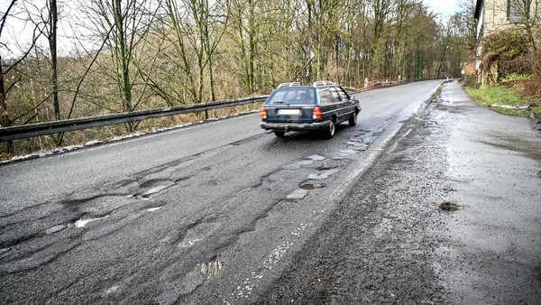 Schlaglöcher auf Velberts viel befahrener Straße: Noch kein Datum zur Sanierung