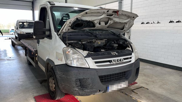 Verkehrsunsicherer Autotransporter mit 56 Mängeln von Polizei stillgelegt