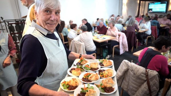 „Ganz oldschool“: Vesperkirche in Velbert lockt mit Traditionsküche