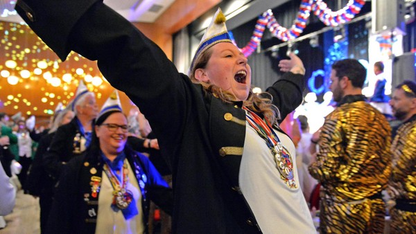 Bunte Kostüme, beste Stimmung und kreative Gruppen – die Heljens-Jecken feiern