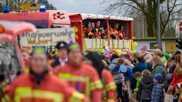 Plötzlich rollt ein Auto an: Teure Sicherheit für Velberter Karnevalsumzüge