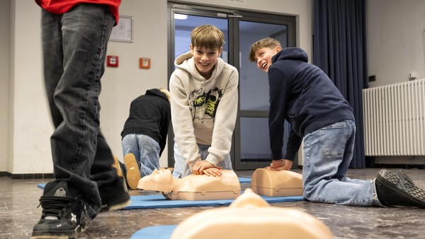 „Atemlos“ pumpen: Schüler aus Velbert werden zu Lebensrettern