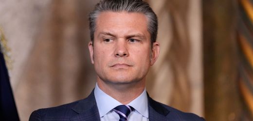 Pentagon: Pete Hegseth geht gegen kritischen Senator und früheren Offizier Mark Kelly vor