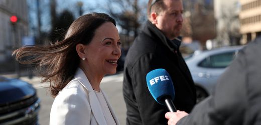 María Corina Machado übergibt Donald Trump ihre Friedensnobelpreismedaille