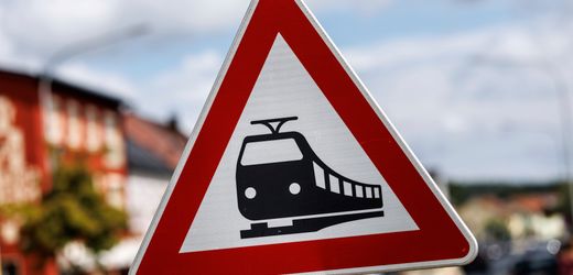 Friedrichshafen: Zug kollidiert mit Anhänger, der wohl mit Absicht auf die Gleise gestellt wurde