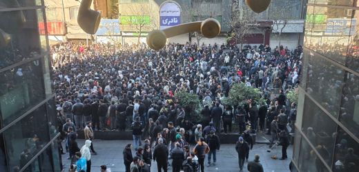 Iranproteste spitzen sich zu – Augenzeuge: Es ist »wie im Krieg«