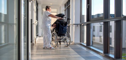 Pflege: Zuzahlungen für Pflege im Heim steigen weiter