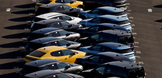 EU: Wie viel die Autokonzerne durch Brüssels laxere CO₂-Regeln gespart haben