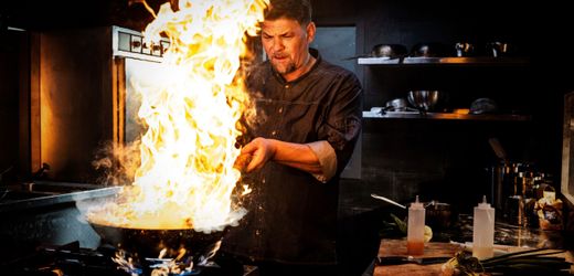 Tim Mälzer: TV-Koch droht mit Ende von »Kitchen Impossible« – Einsparungen bei RTL