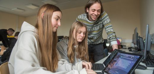 Künstliche Intelligenz in Schulen: Macht KI unsere Kinder dümmer?