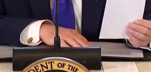 Donald Trump liest private Notiz von Marco Rubio laut bei Pressekonferenz vor