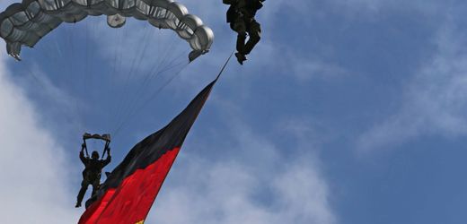 Bundeswehr: Soldaten zeigen den Hitlergruß. Und Frauen wird mit Vergewaltigung gedroht