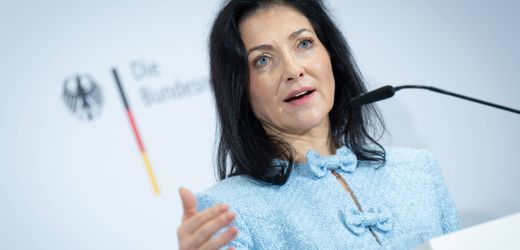 Katherina Reiche: Wirtschaftsministerin sagt im Bundestag über ihre Teilnahme am VIP-Gipfel aus