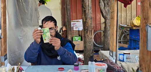 Gaza: Weil Bargeld knapp ist, gibt es Banknoten-Reparateure und Cash-Dealer