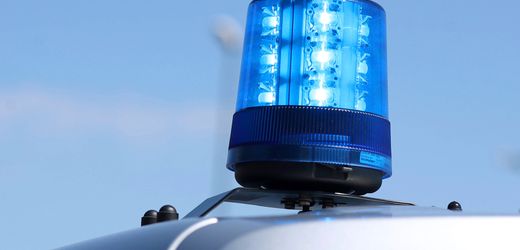 Halle: Jugendliche fliehen mit gestohlenem Auto vor der Polizei und verursachen schweren Unfall