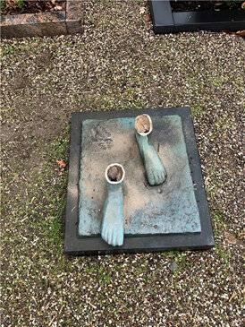 Kriminalität in Monheim: Große Empörung über abgeflexte Friedhofstatue