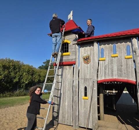Aktion der CDU Alpen: Neuer Farbglanz für die Kletterburg auf der Streuobstwiese