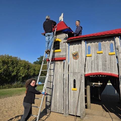 Aktion der CDU Alpen: Neuer Farbglanz für die Kletterburg auf der Streuobstwiese