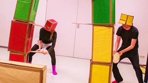 Mitmachtheater für Kinder: Theaterwelt aus Pappe und Karton