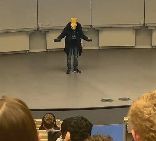 Maskierter Mann an der Uni Düsseldorf: Warum stört Bart Simpson die Vorlesung des Edeka-CEOs an der HHU?