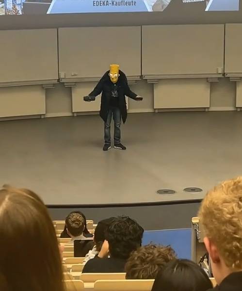 Maskierter Mann an der Uni Düsseldorf: Warum stört Bart Simpson die Vorlesung des Edeka-CEOs an der HHU?