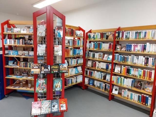 Spende der Stiftung Rückenwind: Die Bücherei in Sevelen hat neues Lesefutter parat