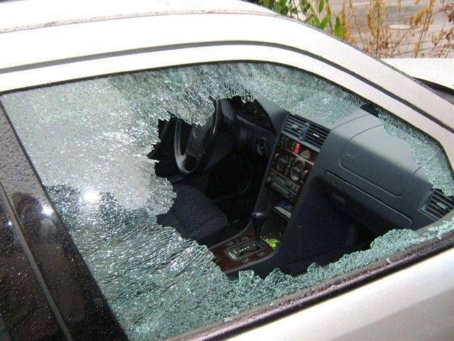 Kriminelle in Dinslaken: Mehrere Autos beschädigt, ein Wagen gestohlen