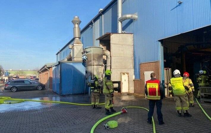 Feuerwehreinsatz in Alpen: Absauganlage eines Gewerbebetriebs brennt