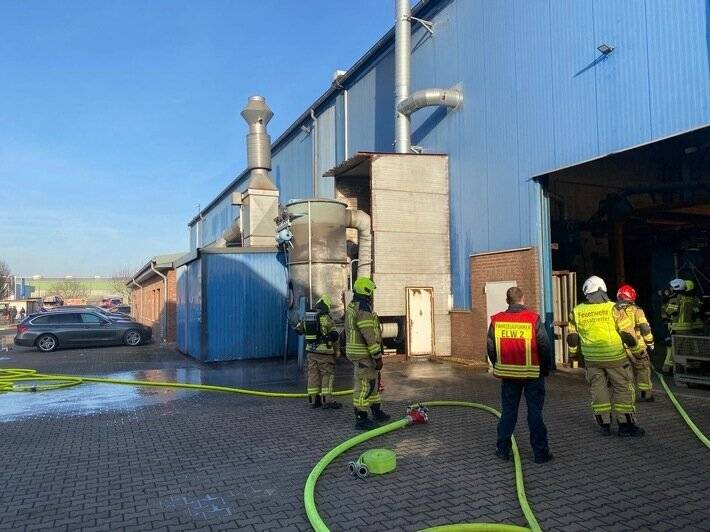 Feuerwehreinsatz in Alpen: Absauganlage eines Gewerbebetriebs brennt