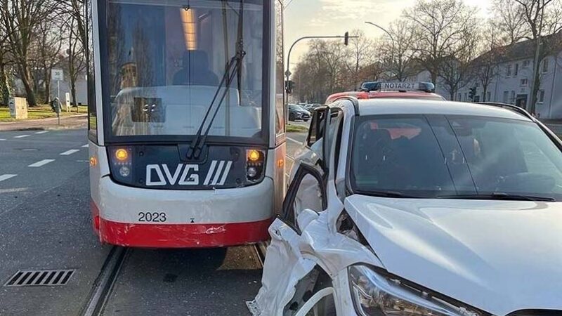 Unfall: Auto kracht in Straßenbahn – Frau im Duisburger Norden verletzt