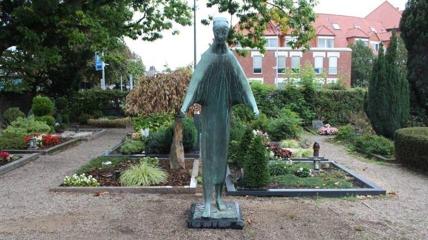 Dreister Diebstahl in Monheim: Drei Meter hohe Bronzestatue vom Friedhof gestohlen