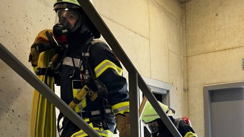 Großeinsatz in Leverkusen: Feuerwehr rettet fünf Menschen aus Brandhaus